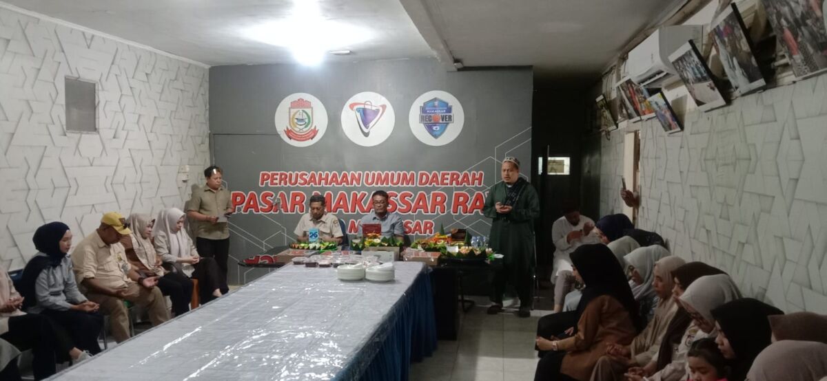 Suasana perayaan HUT ke-26 Perumda Pasar Makassar Raya. 