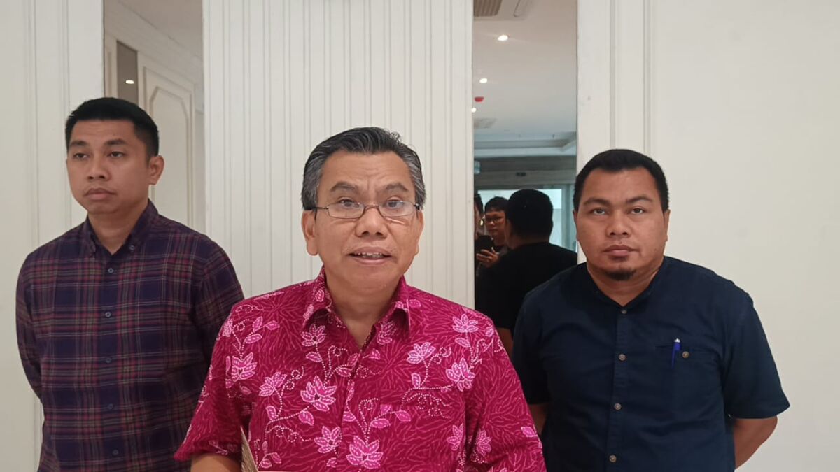 Kabag Ekbang Pemkot Makassar Muh Amri Maula dan Kabag Hukum M Izhar Kurniawan menyampaikan klarifikasi terkait isu kekerabatan dalam seleksi calon direksi dan dewas BUMD, Jumat (12/9).