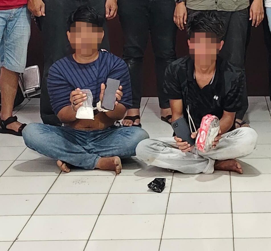 Dua pengedar narkoba bersama barang buktinya yang diamankan BNN Sulsel. 