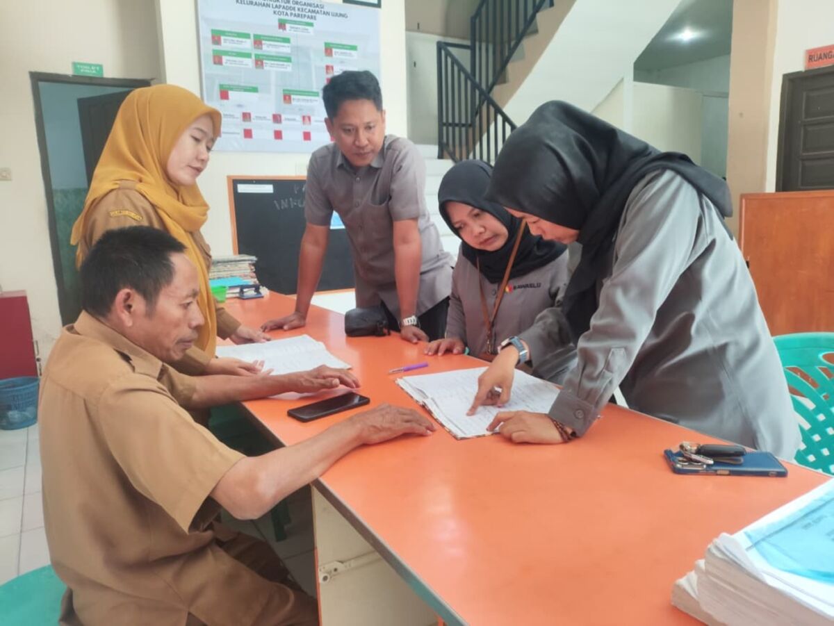 IST
MENDATA--Anggota Bawaslu Kota Parepare, Susilawati sedang mendata disalasatu kelurahan yang ada di kota Parepare, Senin (15/9), sementara Komisioner Bawaslu Sidrap, Asmawati Salam juga mendata di Kelurahan Pangkajene dan Kelurahan Lakessi (kanan).
