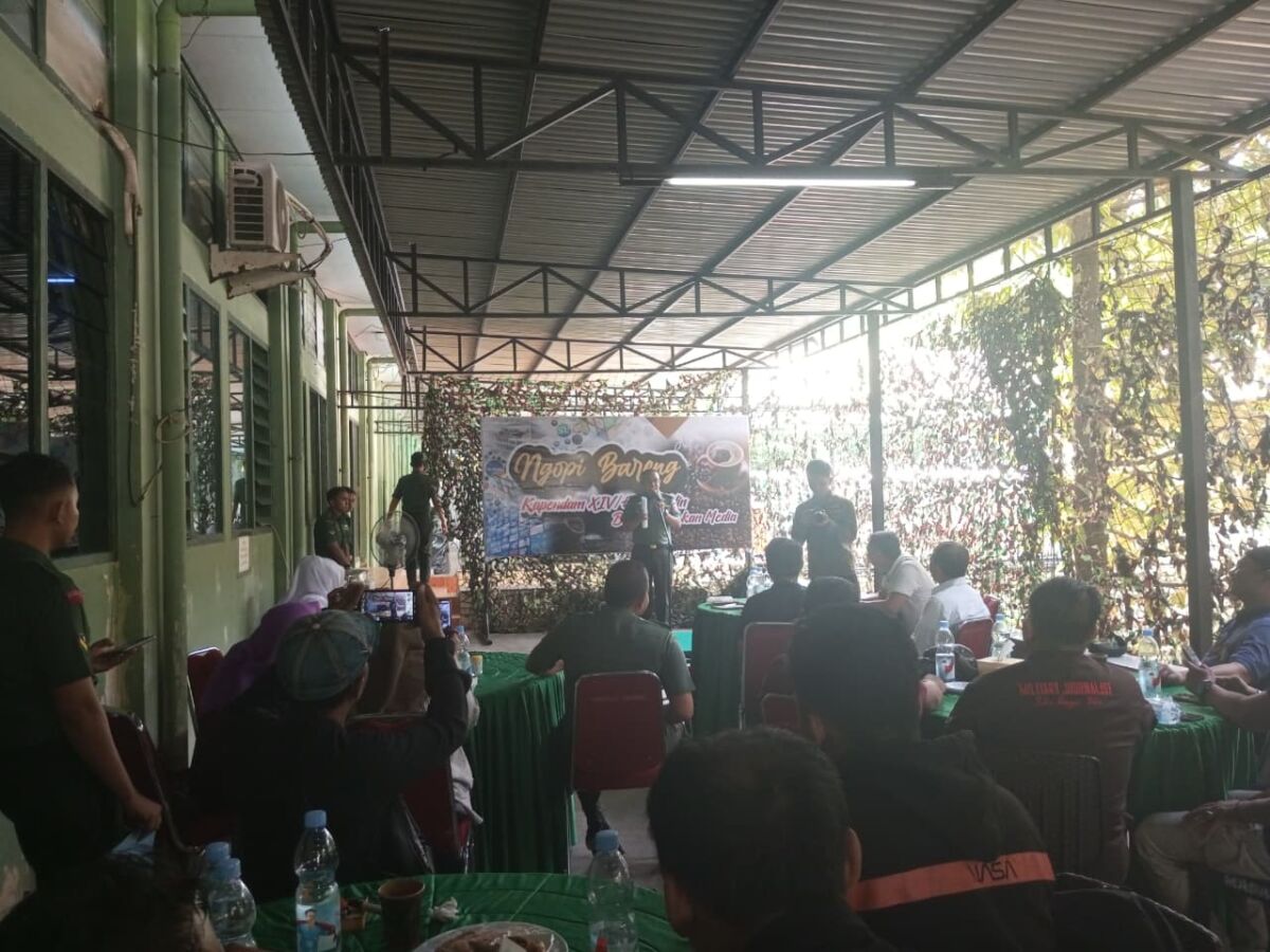 Ngopi Bareng Kapendam XIV/Hasanuddin bersama wartawan.