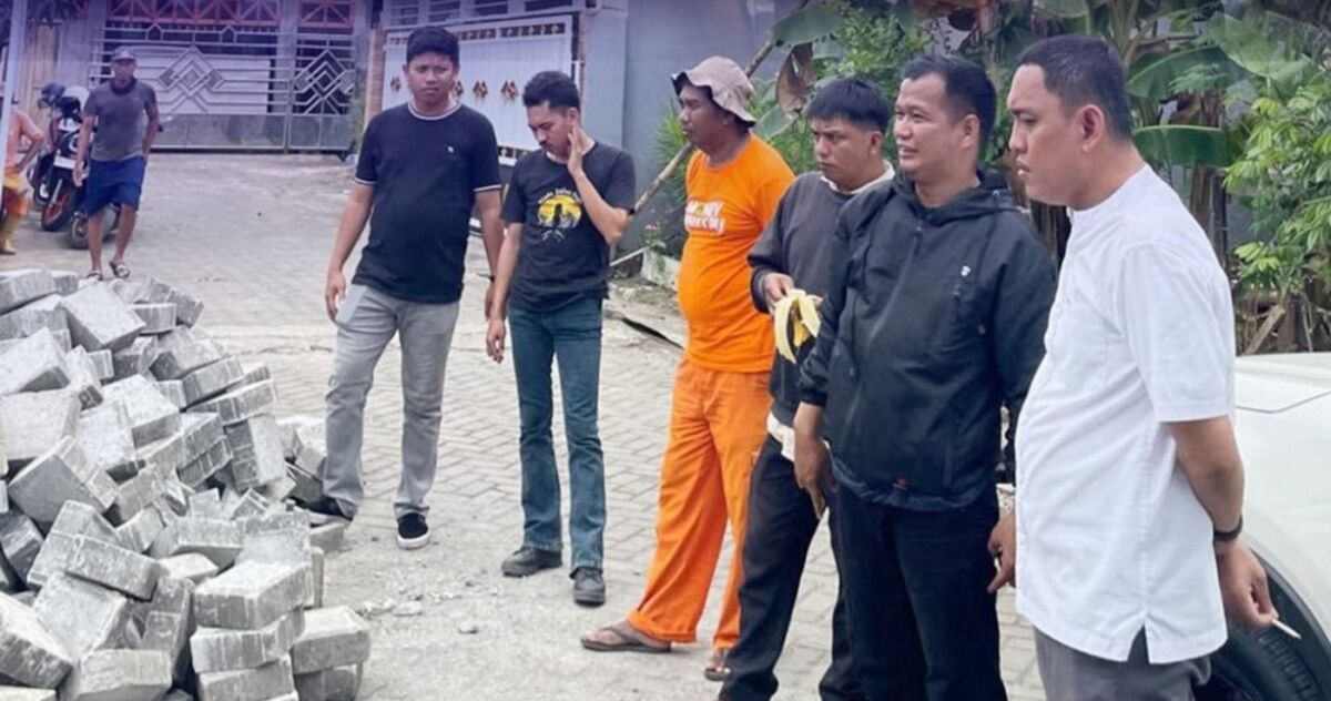 IST
MEMANTAU---Legislator Partai Demokrat DPRD Kota Makassar, Dr Tri Sulkarnain Ahmad memantau progres pemasangan paving block serta penyediaan air bersih yang sebelumnya diusulkan warga
