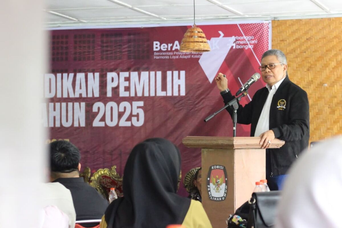 IST
NARASUMBER--Anggota Komisi II DPR RI Dr Taufan Pawe, menjadi narasumber dalam sosialisasi dan Pendidikan Pemilih Berkelanjutan yang digelar oleh KPU RI di Rumah Makan Kampung Bugis Jaasyira, Kabupaten Barru, Minggu (14/9)