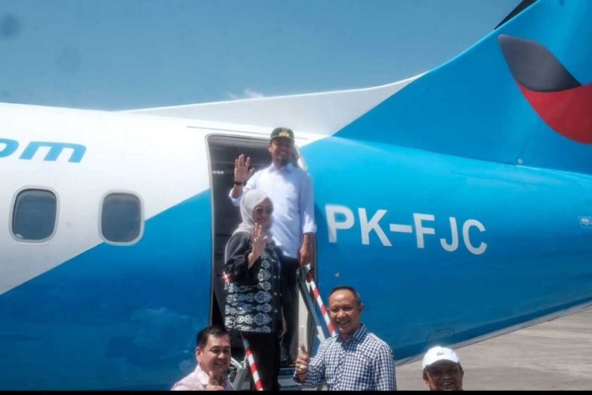 BKM/IST
Bupati Gowa Husniah Talenrang mendampingi Gubernur Sulsel ASS melaunching pesawat Fly Jaya Airlines. 
