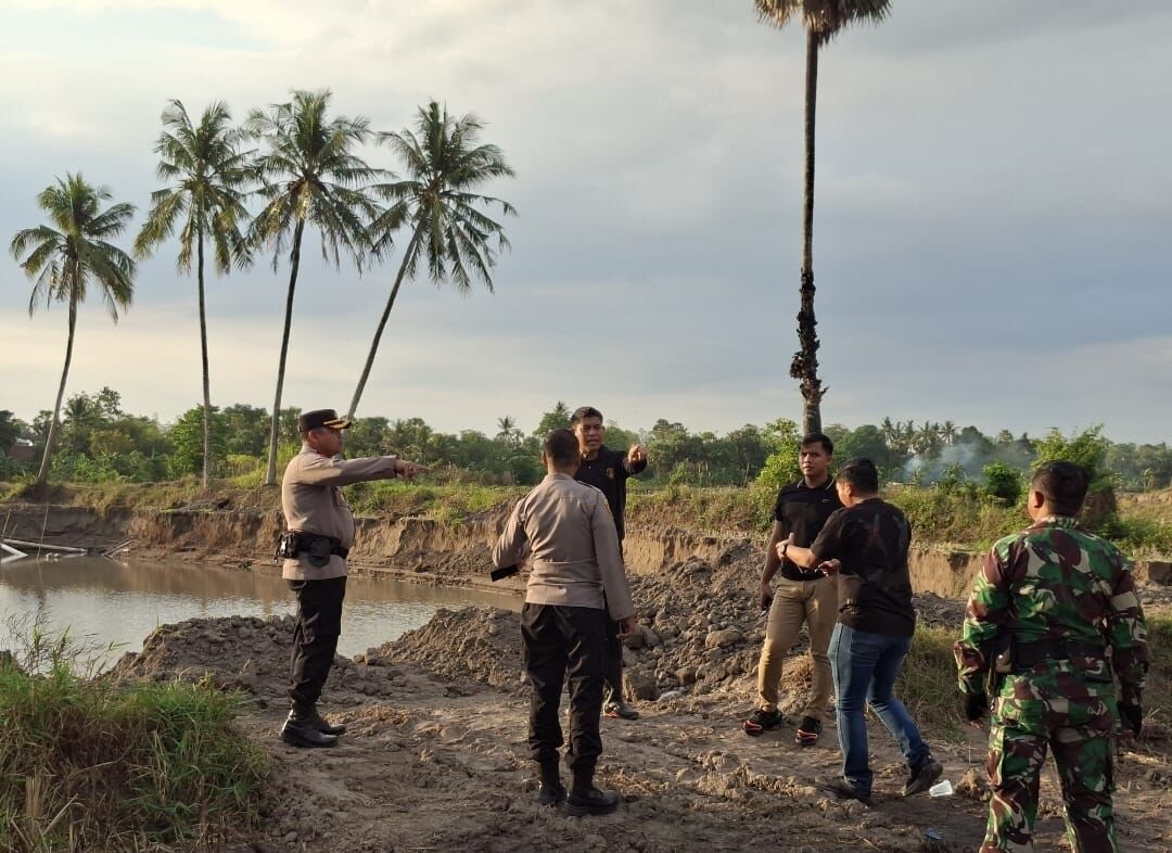 Aparat gabungan dari Polres dan Kodim 1409 Gowa melakukan penyegelan di salah satu titik lokasi tambang galian C Kecamatan Bontonompo.