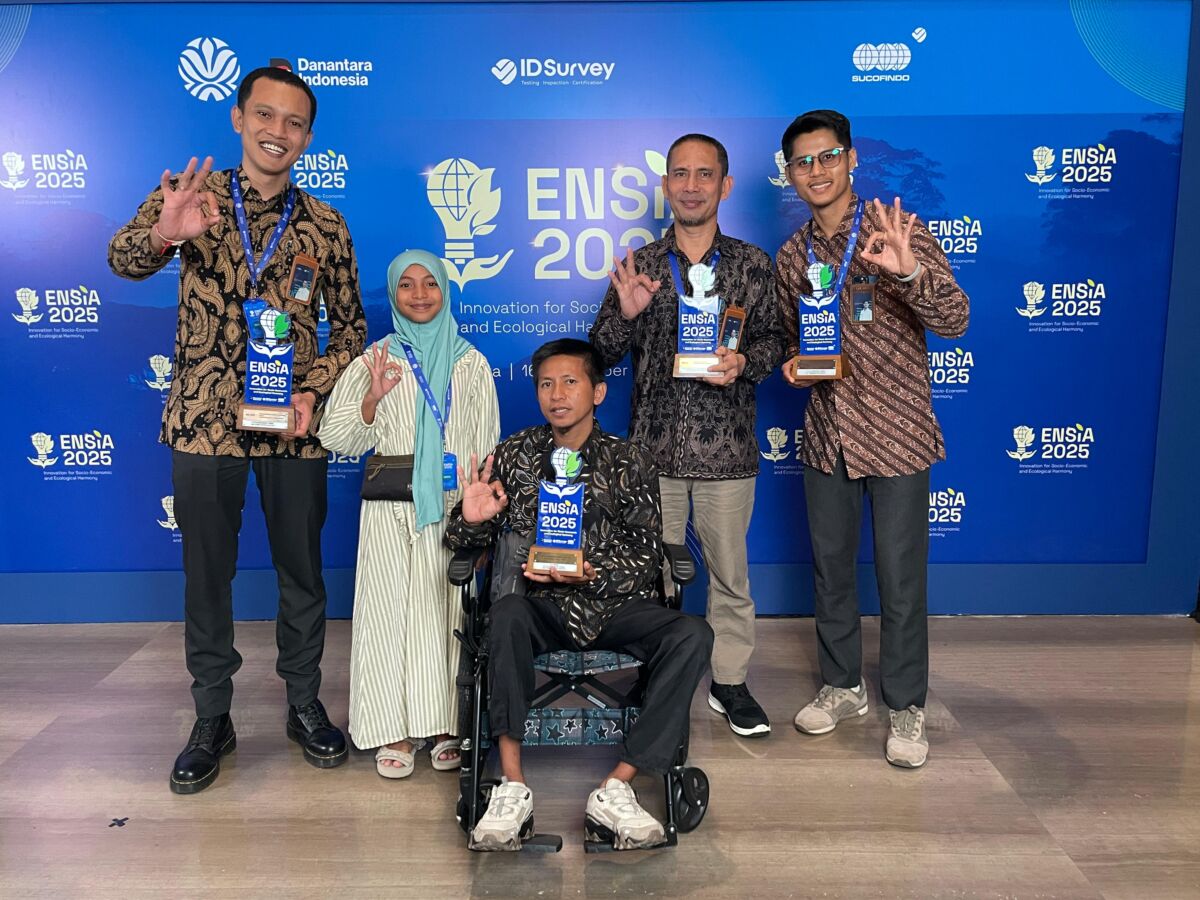 Ali Topan dan putrinya bersama jajaran PLN Nusantara Power Unit PLTA Bakaru usai menerima penghargaan Lokal Hero Ensia di Jakarta.