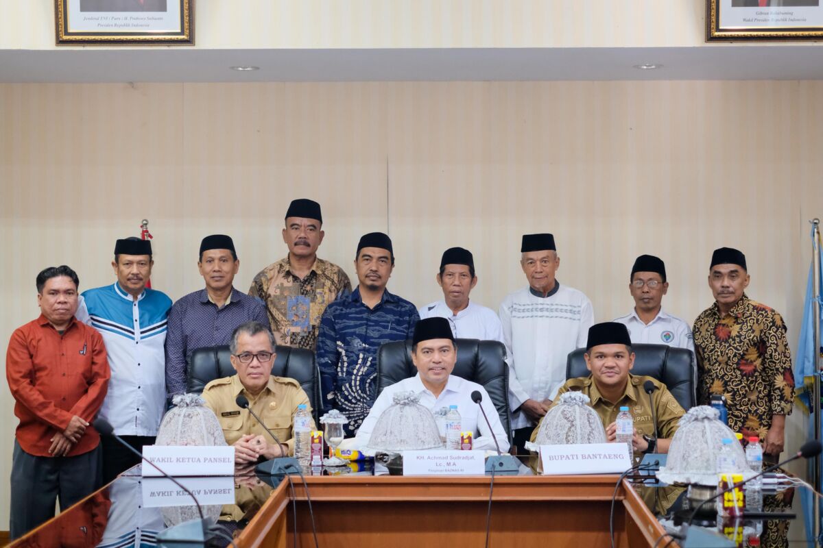 Bupati M Fathul Fauzy Nurdin (kanan, duduk) bersama sembilan calon pimpinan Baznas Bantaeng usai verifikasi faktual.