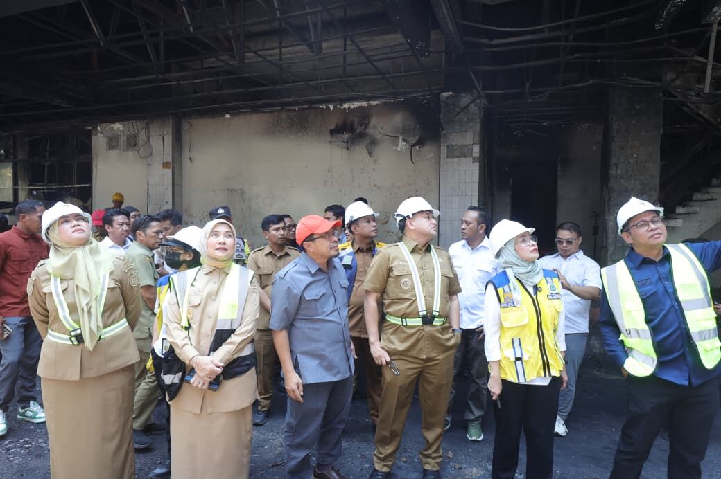 Dirjen Cipta Karya Kementerian PU Dewi Chomistriana didampingi Wali Kota Makassar Munafri Arifuddin, Wawali Aliyah Mustika, dan Ketua DPRD Supratman melihat langsung kondisi gedung DPRD Makassar. Tidak semua gedung yang terbakar dibangun ulang. 