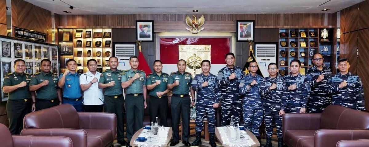 Pangdam XIV/Hasanuddin Mayjen TNI Windiyatno bersama Dankodaeral VI Laksamana Muda TNI Andi Abdul Aziz dan rombongan berfoto di Ruang Tamu Pangdam.