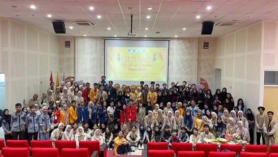 Foto bersama di acara penutupan OLS 2025 yang diselenggarakan HMPS Statistika FMIPA UNM. 