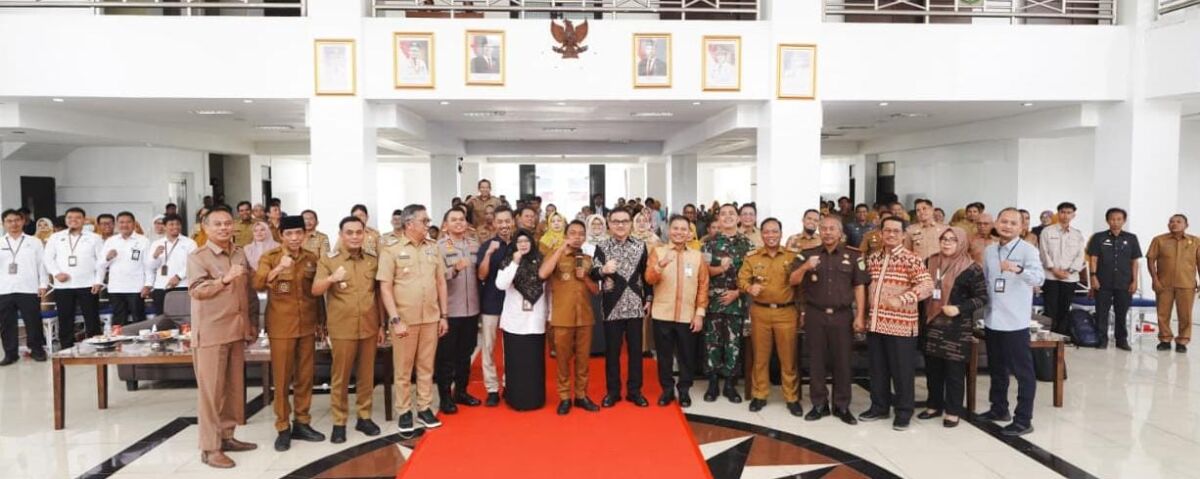 Sekprov Sulsel Jufri Rahman, Bupati Sidrap Syaharuddin Alrif, Wabup Nurkanaah, dari BI dan Forkopimda Sidrap foto bersama peserta  HLM TPID Zona Tiga Sulsel. 