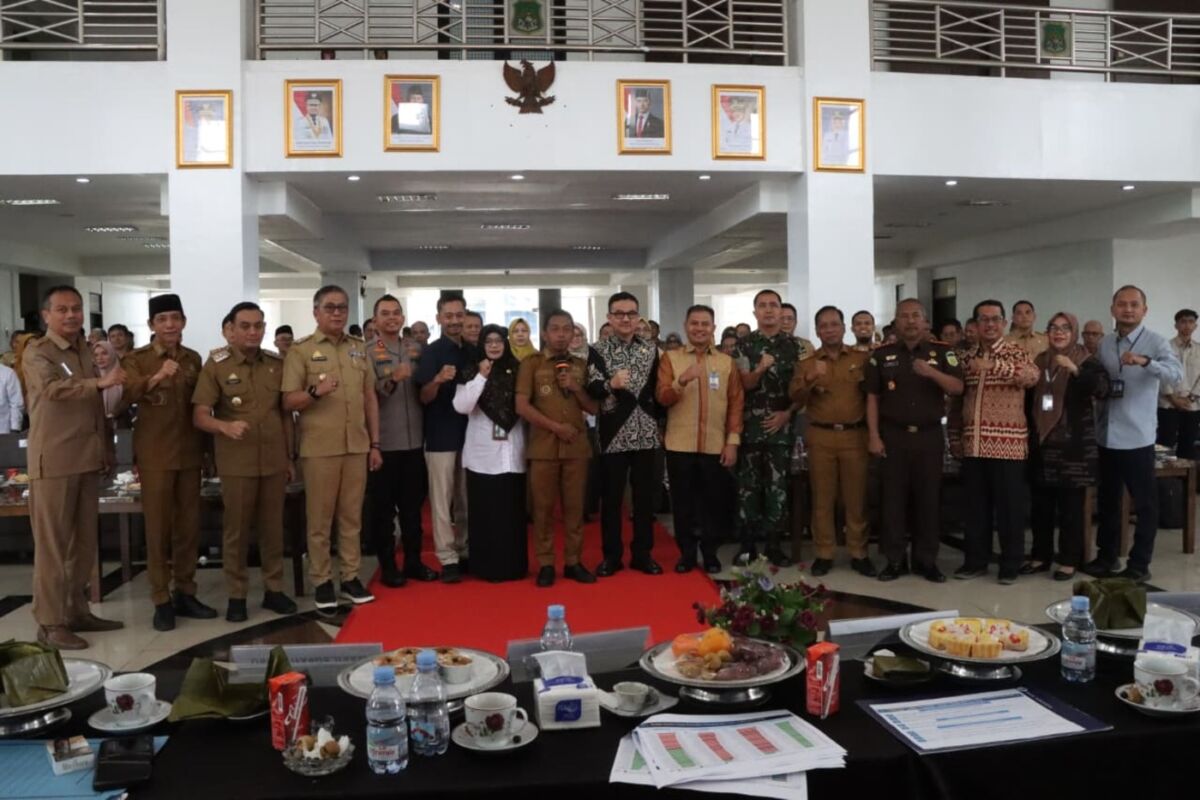 IST
APRESIASI--Bupati Sidrap Syaharuddin Alrif menyampaikan apresiasi kepada Pemprov Sulsel dan Bank Indonesia atas pelaksanaan kegiatan High Level Meeting (HLM) dan Capacity Building Tim Pengendalian Inflasi Daerah (TPID) Zona III Sulawesi Selatan, di Lobi Kantor Bupati Sidrap, Selasa (16/9).
