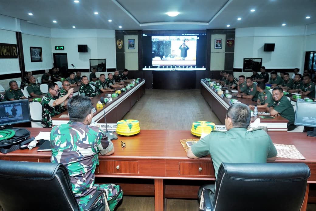 Taklimat Awal Audit Kinerja TA 2025 di Ruang Bina Yudha, Makodam XIV/Hasanuddin yang dipimpin Kasdam Brigjen TNI Sugeng Hartono.