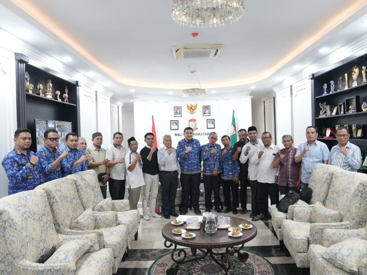 Wali Kota Makassar Munafri Arifuddin bersama perwakilan warga usai membahas upaya penyelamatan aset lahan di Kelurahan Antang, Kecamatan Manggala.