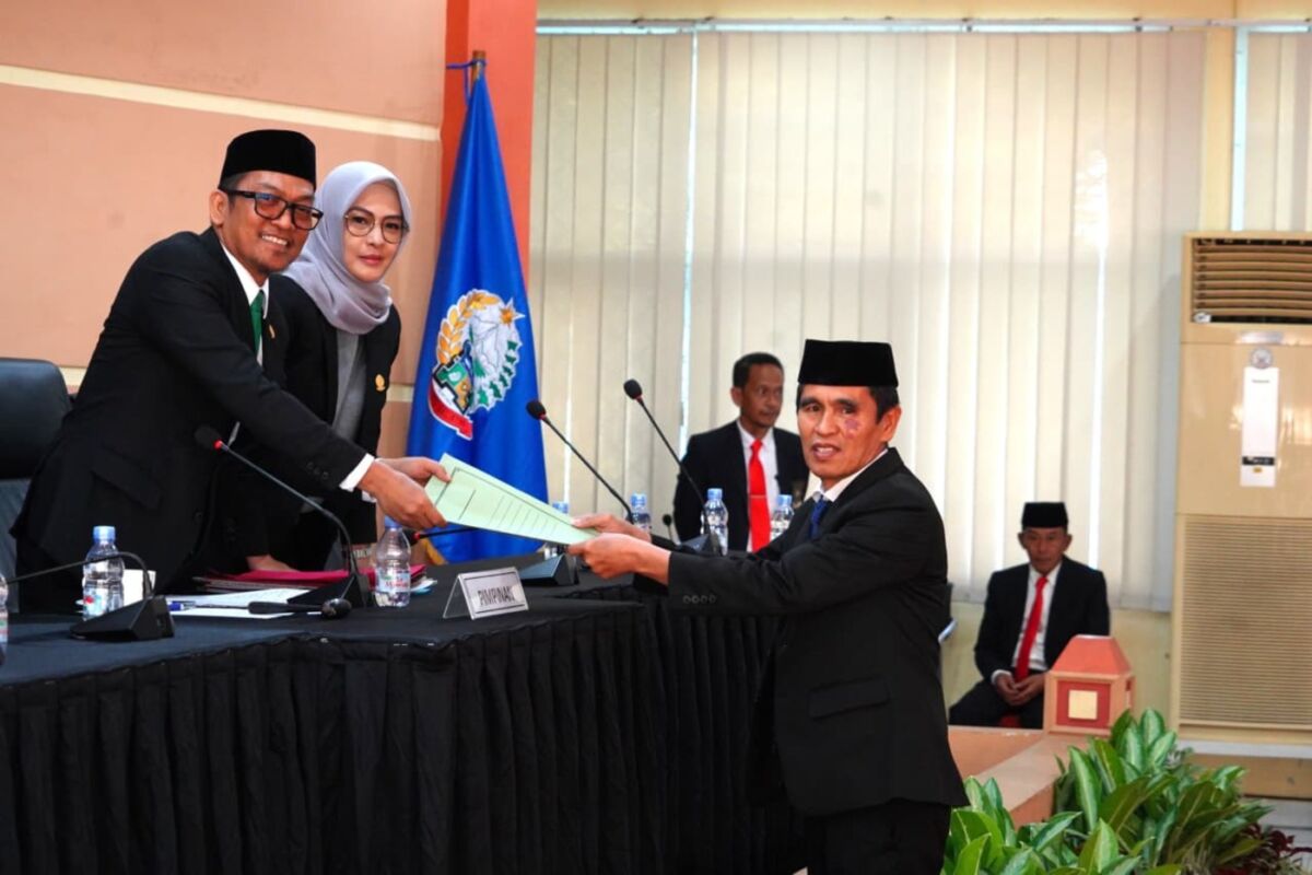 IST
MENYERAHKAN--Juru bicara Fraksi Harapan DPRD Sulsel, Hamzah Hamid menyerahkan hasil poandangan fraksinya ke pimpinan dewan
