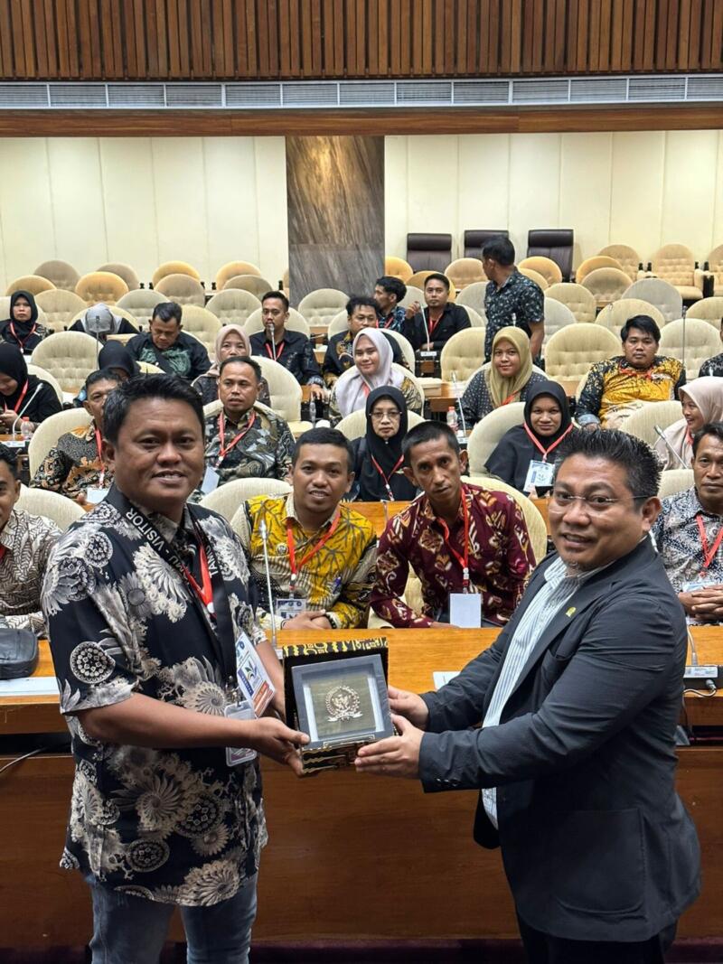 IST
MENERIMA--Anggota Fraksi Demokrat DPR RI Andi Muzakkir Aqil menerima kunjungan 98 kepala desa beserta perangkat desa dari Kabupaten Bulukumba, Selasa (16/9).
