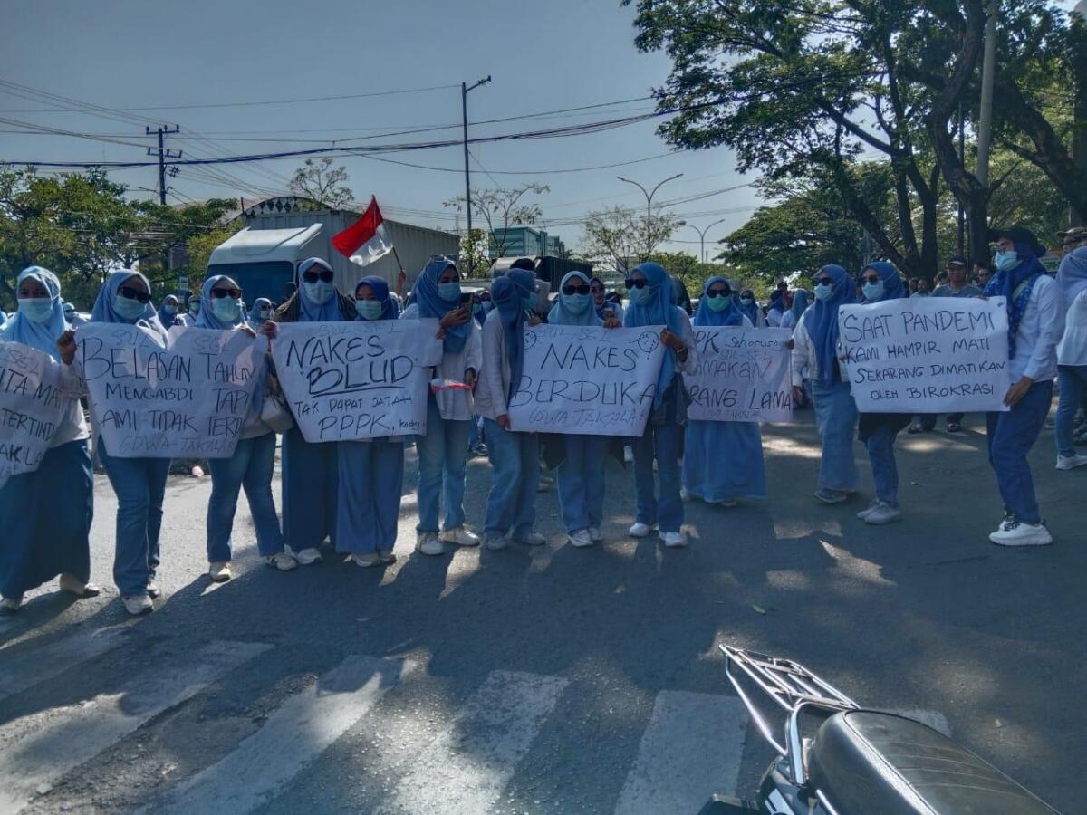 Aksi demo nakes yang tergabung dalam Aliansi Pemerhati Kesehatan Sulsel di depan Kantor Gubernur.