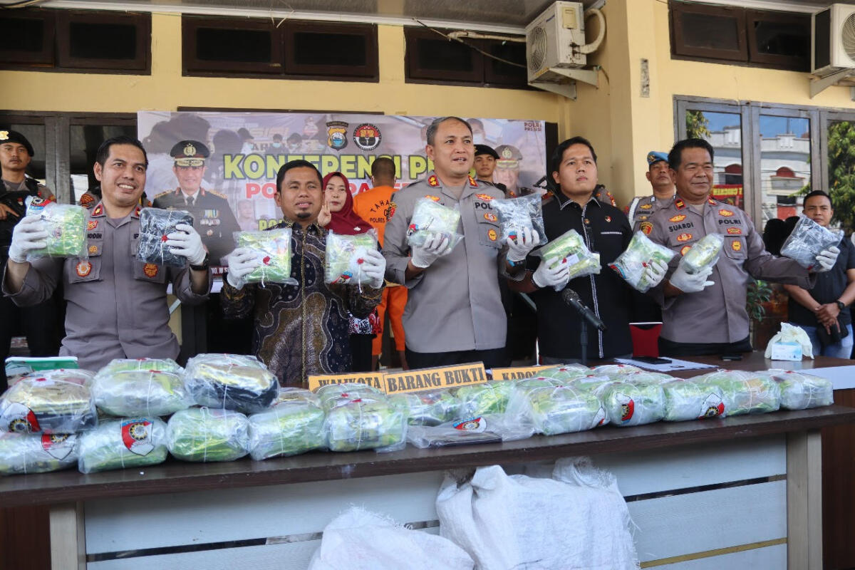 Kapolres Parepare AKBP Indra Waspada Yudha bersama Wali Kota Parepare H Tasming Hamid merilis pengungkapan kasus sabu senilai Rp44 miliar.
