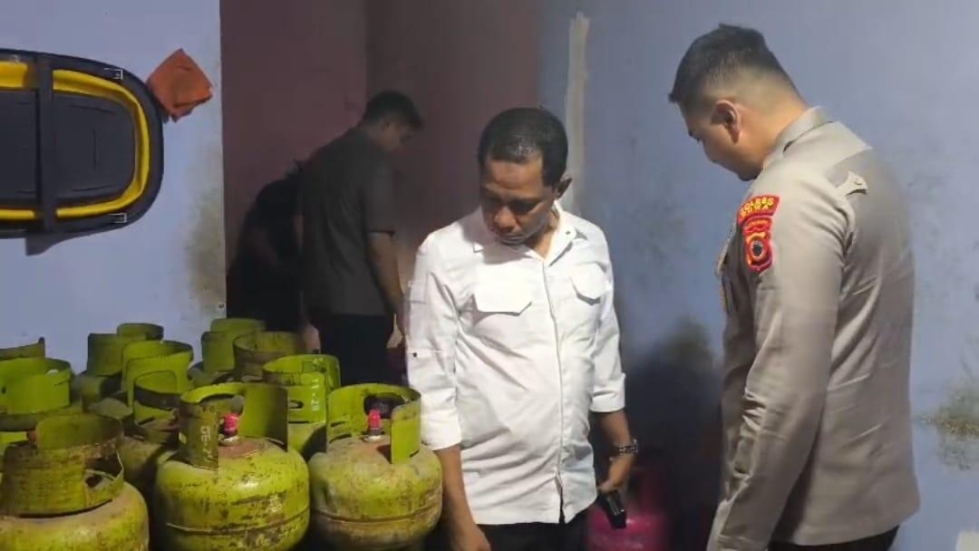 Kapolres Gowa AKBP Muh Aldy Sulaiman mengecek lokasi rumah yang menjadi tempat mengoplos elpiji bersubsidi.