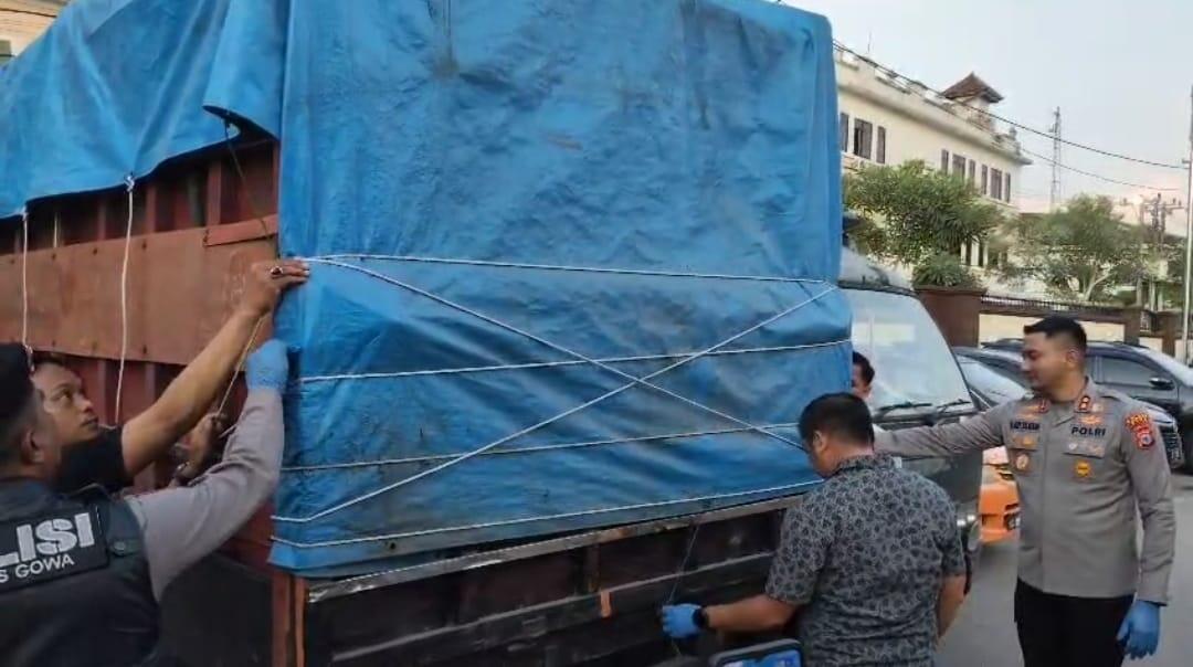 Kapolres Gowa AKBP Muhammad Aldy Sulaiman memeriksa truk pengangkut 500 liter solar subsidi
yang diamankan karena hendak membawa 500 liter BBM ke daerah lain.