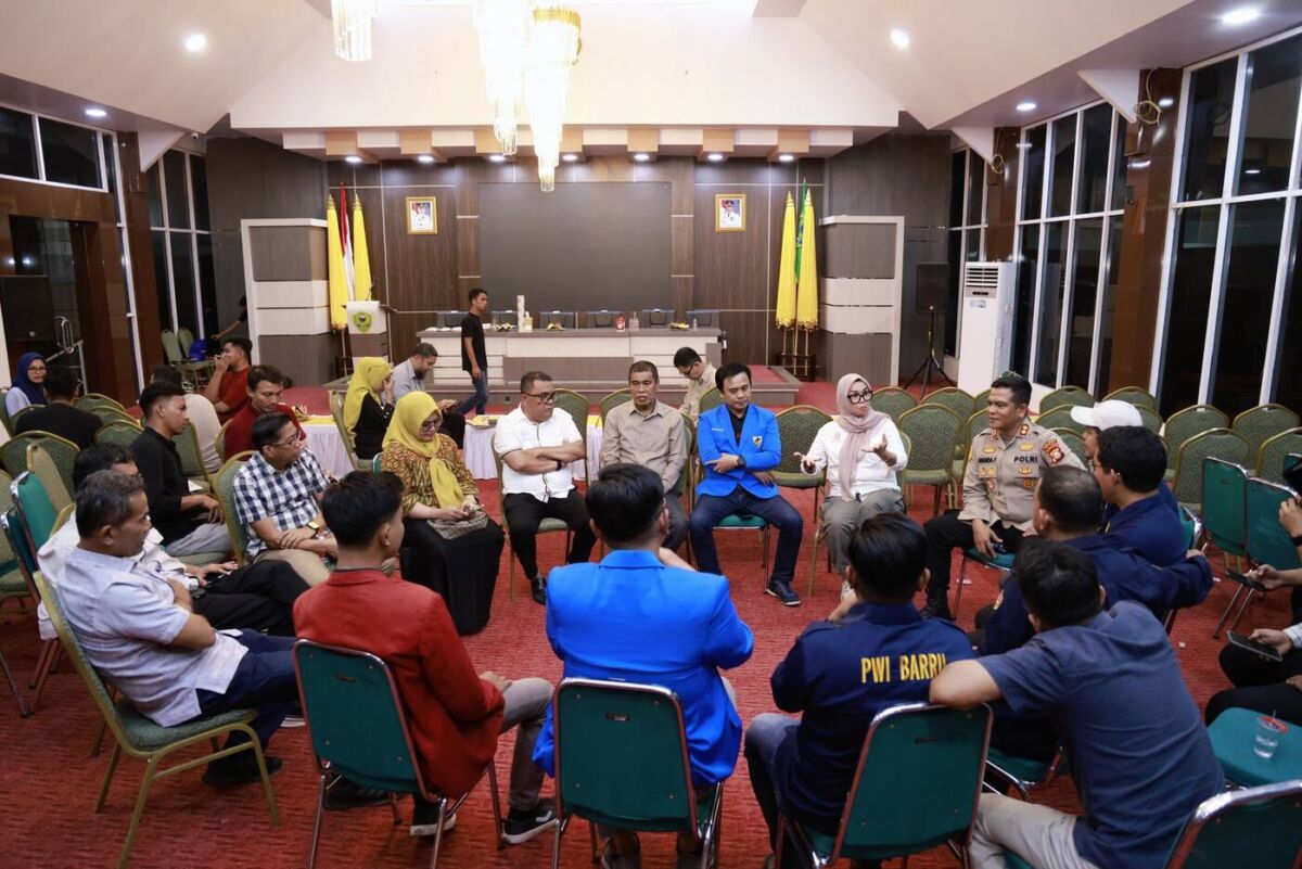 IST
TUDANG SIPULUNG--Bupati Barru Andi Ina Kartika menggelar tudang sipulung, guna memperkuat sinergi Forkopimda dan Masyarakat
