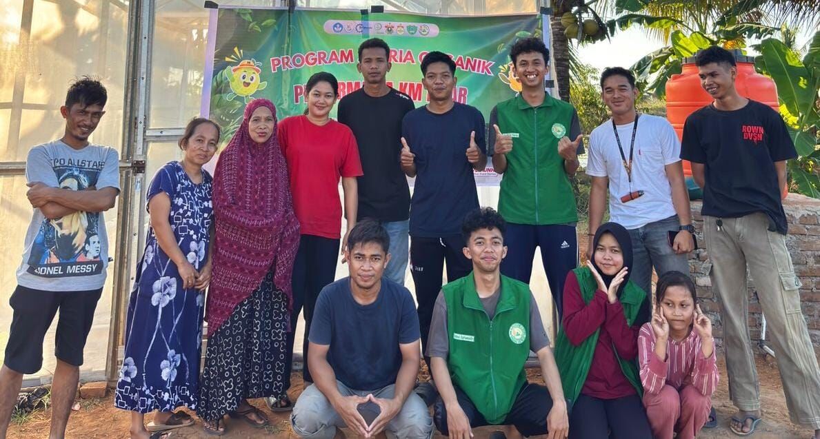 Tim Allotani PPK Ormawa KM Pilar Fapet Unhas Latih Warga Borikamase Buat Pupuk Organik Bokashi