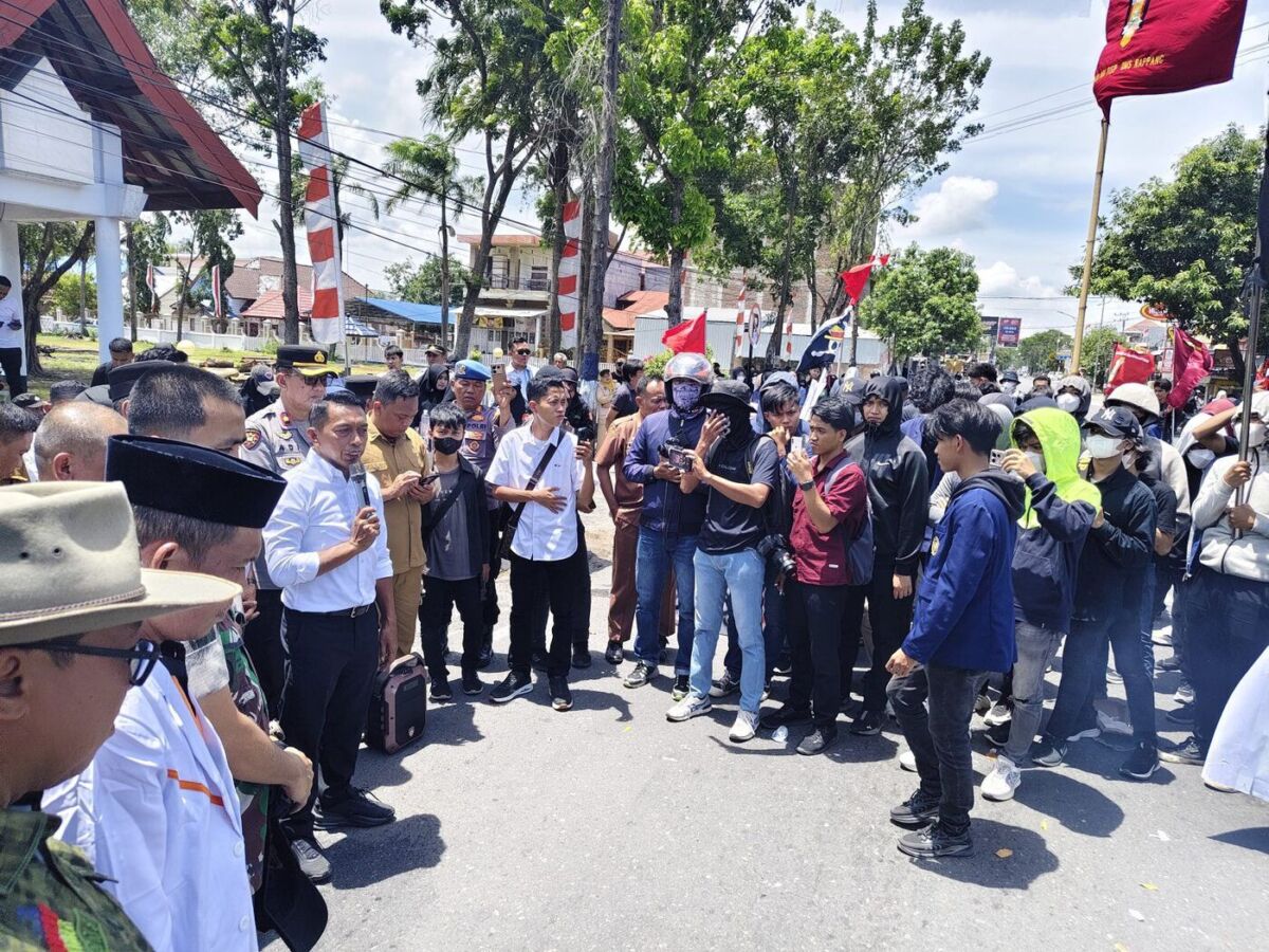 IST
BERSAMA--Bupati Sidrap H Syaharuddin Alrif bersama Kapolres AKBP Dr Fantry Taherong, Dandim 1420 Sidrap Letkol Inf Awaloeddin, serta Ketua DPRD Sidrap Takyuddin Masse ketika jalan bersama pengunjuk rasa 
