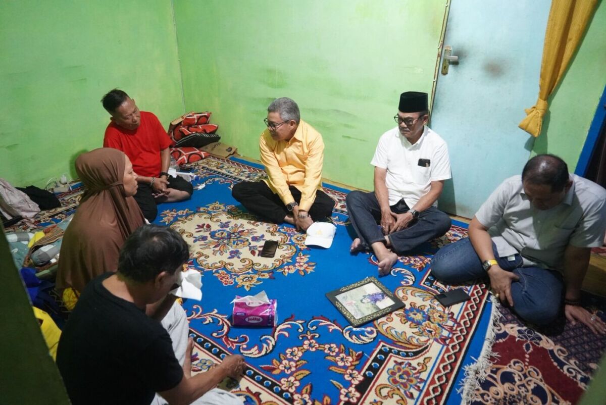 IST
MENGUNJUNGI--Ketua DPD I Partai Golkar Provinsi Sulawesi Selatan Dr Taufan Pawe mengunjungi rumah duka Rusdamdiansyah alias Dandi, seorang pengemudi ojek online yang menjadi korban pengeroyokan saat demonstrasi di Jalan Urip Sumoharjo, Makassar, Senin (1/9).