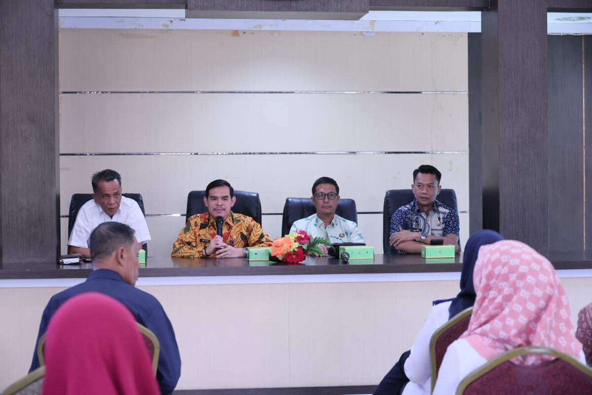 Camat Panakkukang Muh Ari Fadli memimpin rakor rencana relokasi pedagang Losari ke CFD
Boulevard.