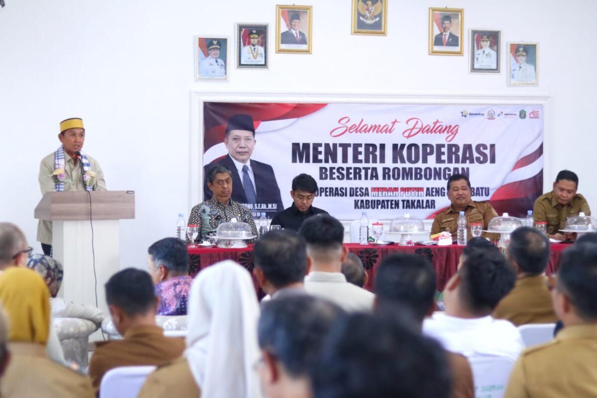 Sekretaris Menteri Koperasi Ahmad Sabani memberi apresiasi kepada Kopdes Merah Putih Aeng Batu-Batu, Galesong Utara, Kabupaten Takalar dalam kunjungan kerjanya, Selasa (23/9).