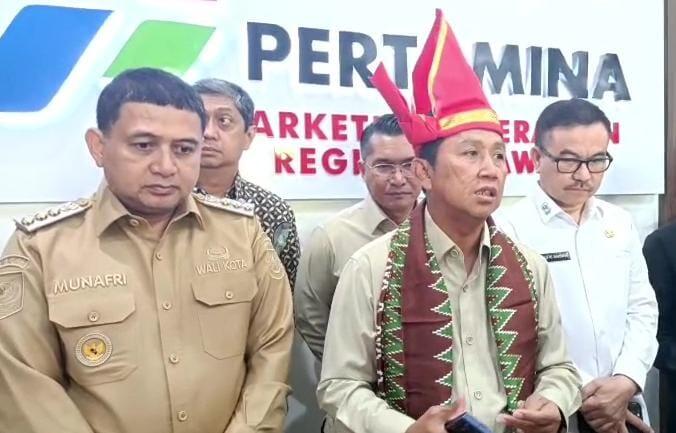 Sekretaris Menteri Koperasi Ahmad Zabani didampingi Sekprov Sulsel Jufri Rahman dan Wali Kota Makassar Munafri Arifuddin memberi penjelasan kepada wartawan usai Rakor Regional Koperasi Merah Putih di Kantor Regional Pertamina Patra Niaga, Selasa (23/9). 