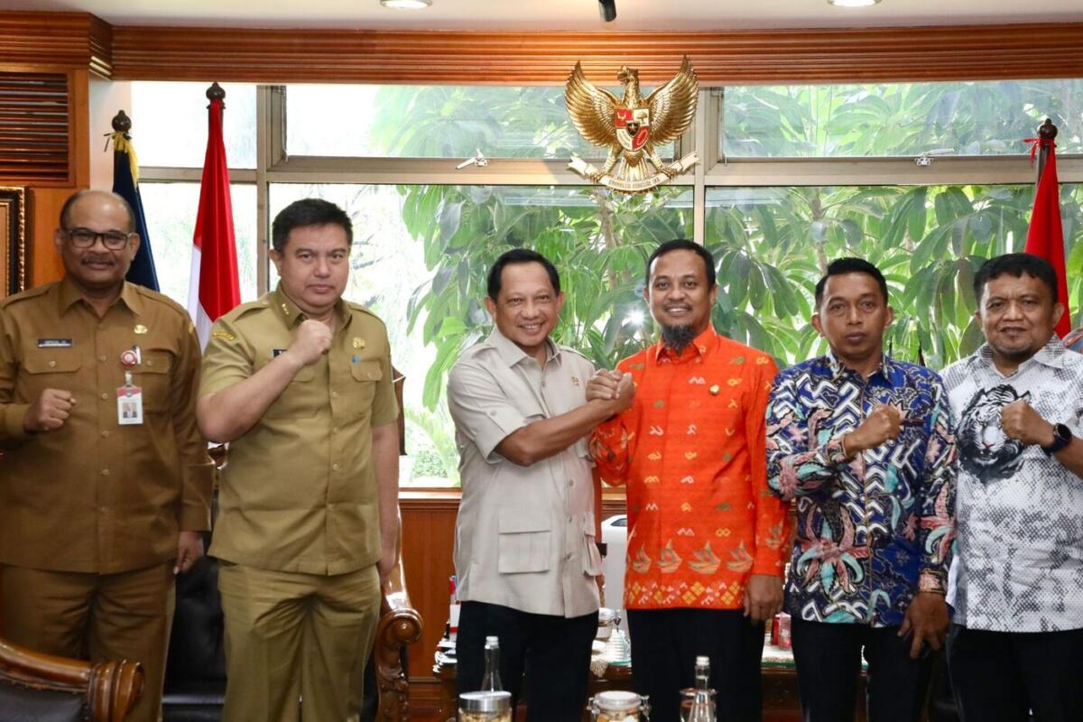 IST
KONSULTASI--Bupati Sidrap H Syaharuddin Alrif mendampingi Gubernur Sulsel Andi Sudirman Sulaiman melakukan konsultasi pembangunan ke Menteri Dalam Negeri (Mendagri), Tito Karnavian, Jakarta, Selasa (23/9).
