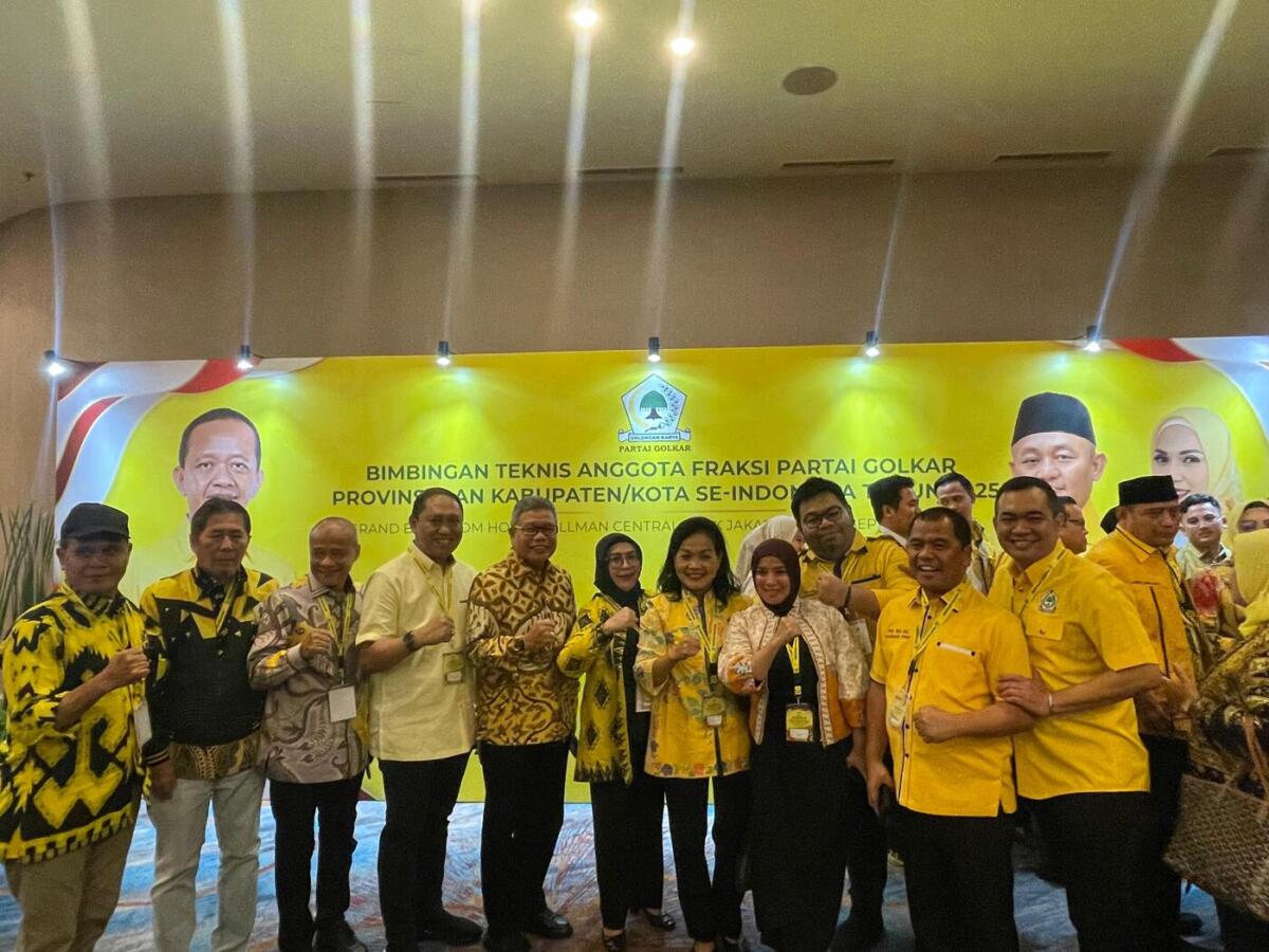 IST
BIMTEK--Anggota Fraksi Golkar, DPR RI Taufan Pawe bersama Anggota Fraksi DPRD Sulsel pada kegiatan Bimtek yang digelar DPP Golkar, di hotel Pullman Jakarta, Senin (22/9).
