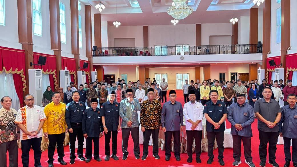 Gubernur Sulsel Andi Sudirman Sulaiman, Ketua FKUB Sulsel Prof. Dr. K.H.Muammar Bakry bersama Pimpinan Majelis Agama Provinsi Sulsel dan peserta Dialog Kerukunan dan Deklarasai Damai Tokoh Lintas Agama di Aula Asta Cita Rujab Gubernur.