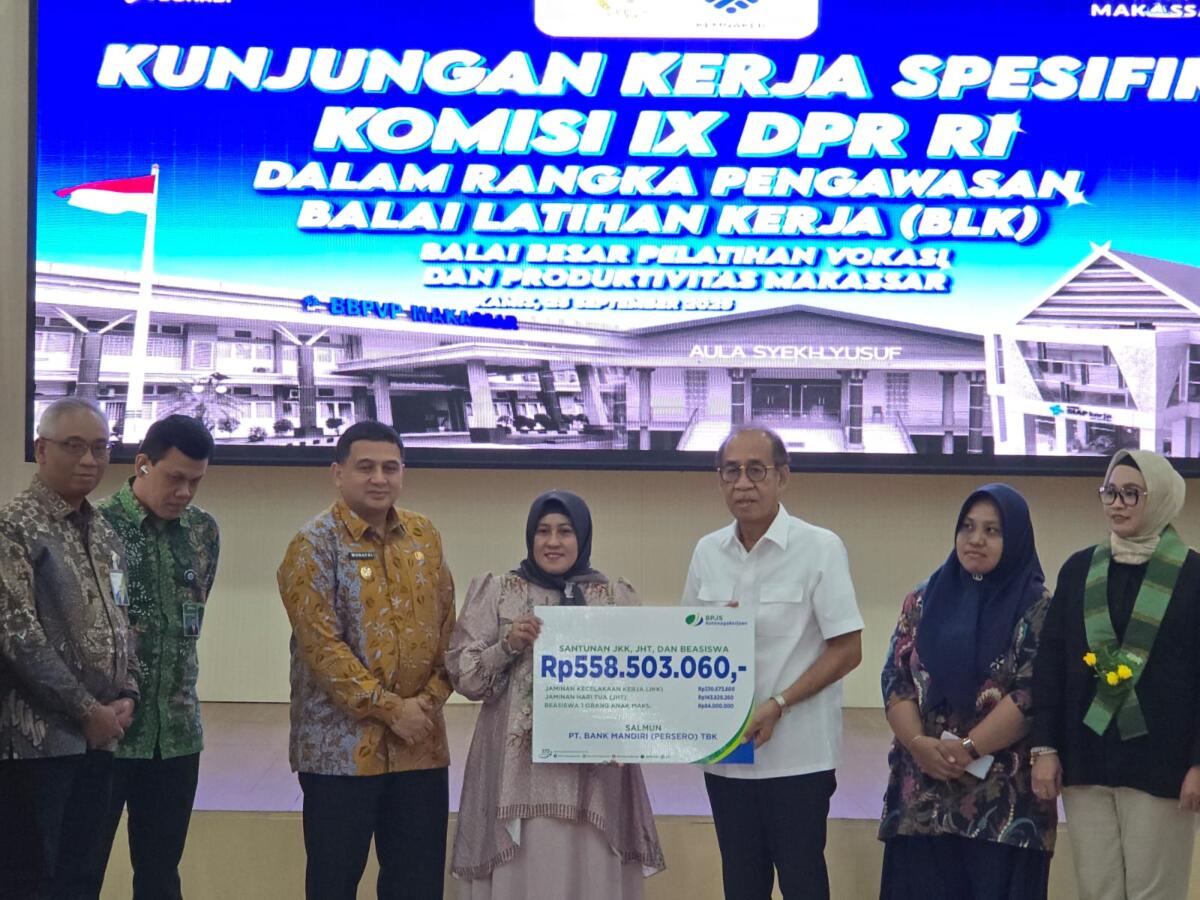 Dalam kunjungannya di BLK Makassar, anggota Komisi IX DPR RI H Ashabul Kahfi menyerahkan santunan JKK, JHT dan beasiswa sebesar Rp558.503.060 disaksikan Wali Kota Makassar Munafri Arifuddin.