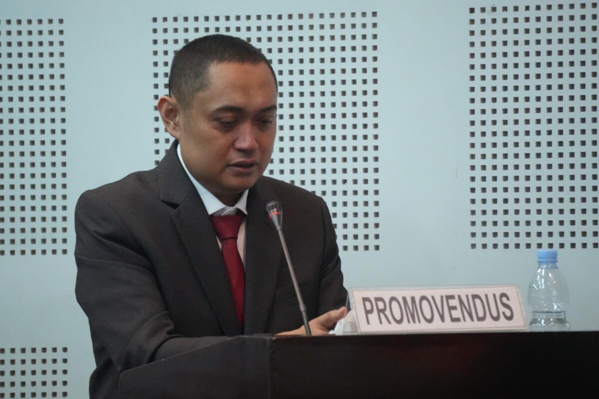Hadisaputra dalam sidang yudisium untuk meraih gelar doktor di Aula Prof Syukur Abdullah FISIP Unhas.