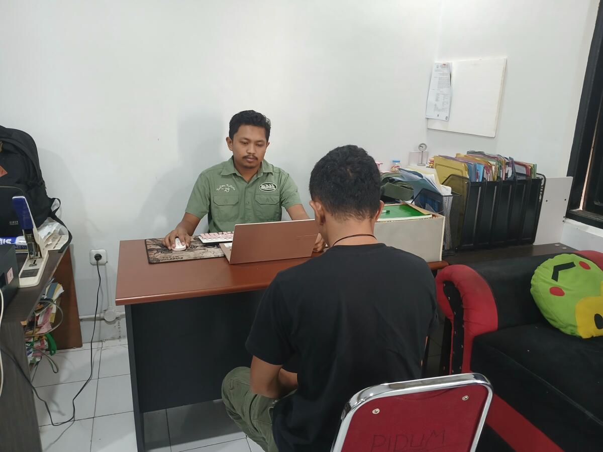 Polisi memeriksa AP yang menyerahkan diri usai menembak pamannya UM alias UT hingga menyebabkan korban meninggal dunia.