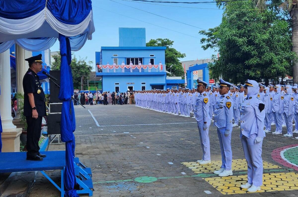 Kepala LLDikti Wilayah IX Dr. Andi Lukman, M.Si melantik taruna baru Polimarim AMI Makassar. 