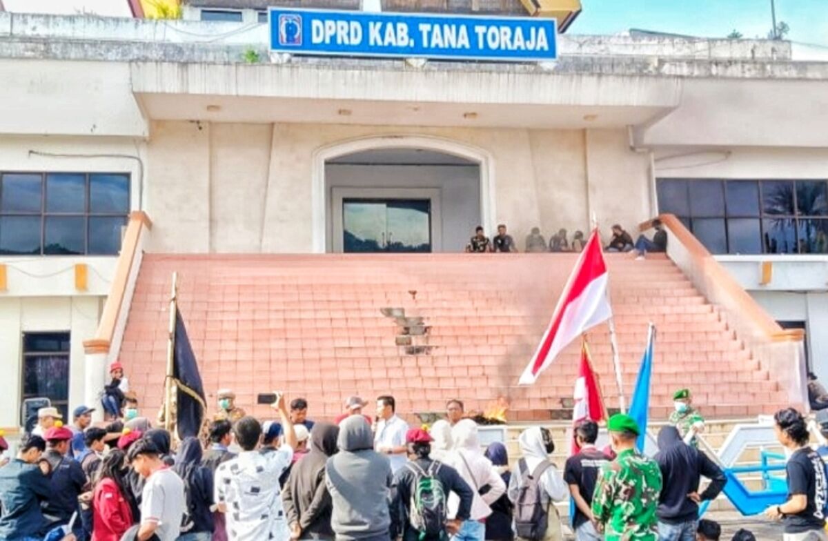 IST
TERIMA--Anggota DPRD Tana Toraja menerima pengunjuk rasa yang menolak kenaikan PBB-P2
