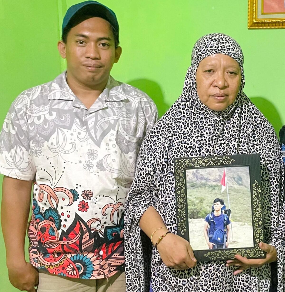 Adik almarhum Dandy, Reza bersama ibunya yang ditemui di rumah duka.