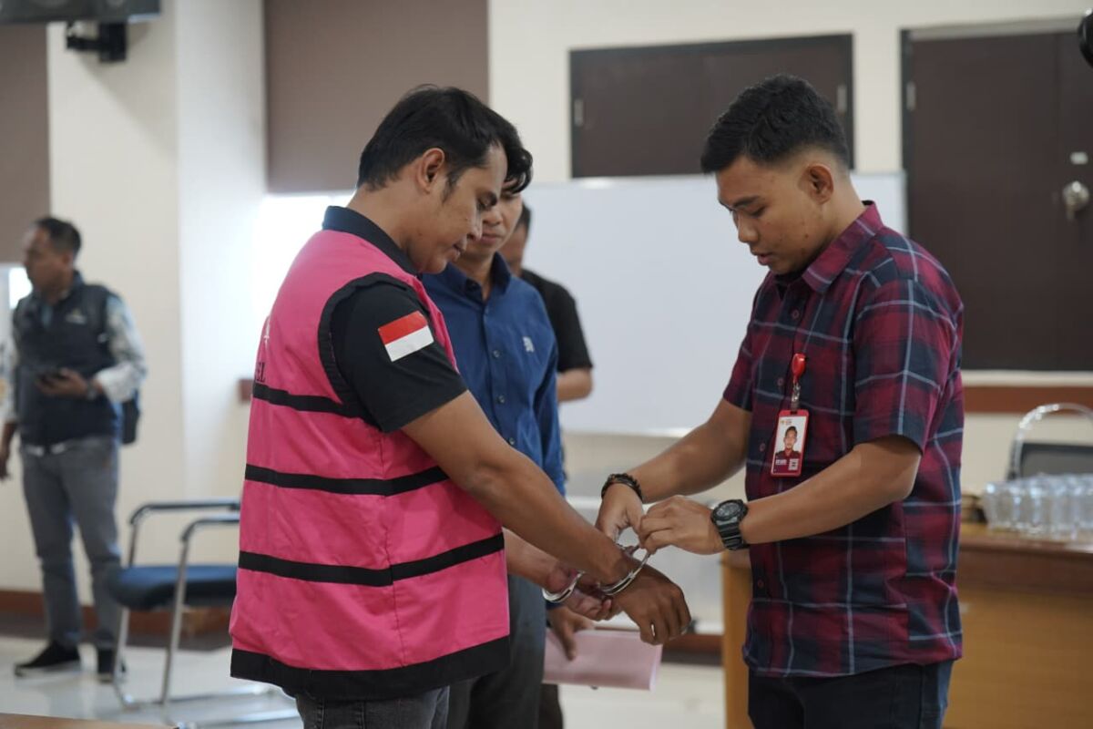 AH, seorang mantri sebuah bank BUMN di Bulukumba ditetapkan sebagai tersangka dan ditahan oleh penyidik Tindak Pidana Khusus Kejati Sulsel. Ia terjerat kasus kredit fiktif senilai Rp3,86 miliar