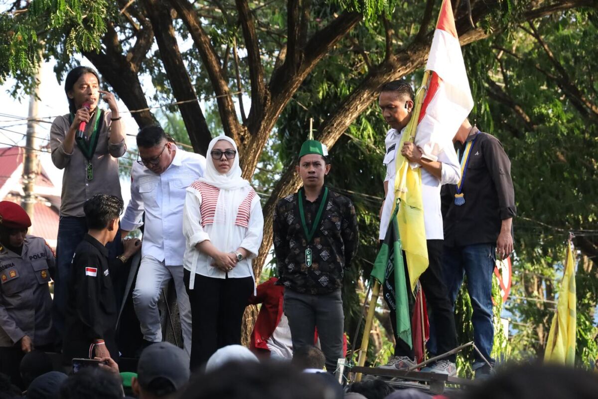 IST
ASPIRASI--Ketua DPRD Bulukumba Umy Asyiatun bersama wakil ketua Fahidin HDK dan Syahruni Haris menerima aspirasi, Senin (1/9).
