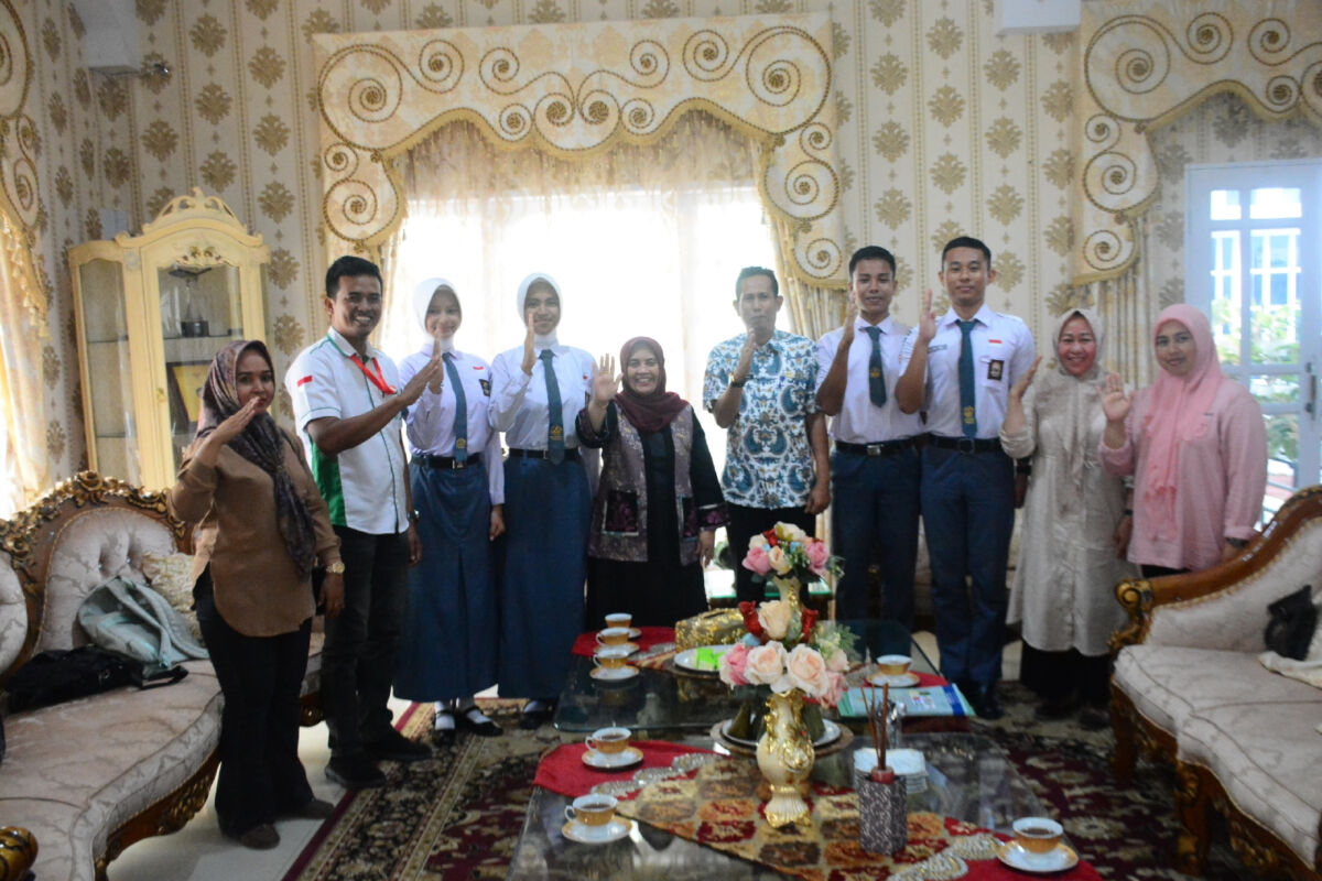 Bupati Sinjai Hj. Ratnawati Arif melepas secara resmi empat siswa terbaik dari Kabupaten Sinjai untuk mengikuti pemusatan latihan Pasukan Pengibar Bendera Pusaka (Paskibraka) tingkat Provinsi Sulawesi Selatan