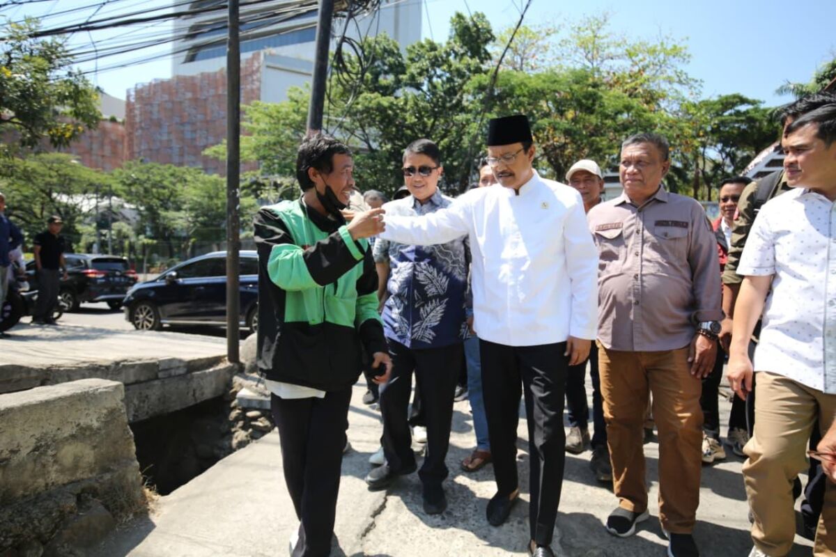 Mensos Saifullah Yusuf menyapa seorang pengemudi ojol dalam kunjungannya di Makassar, Jumat (5/9).