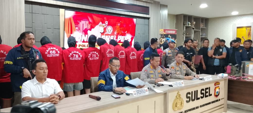 Kabid Humas Polda Sulsel Kombes Pol Didik Supranoto bersama Kapolrestabes Makassar merilis para tersangka kasus pembakaran gedung DPRD Sulsel dan DPRD Makassar di Mapolda.