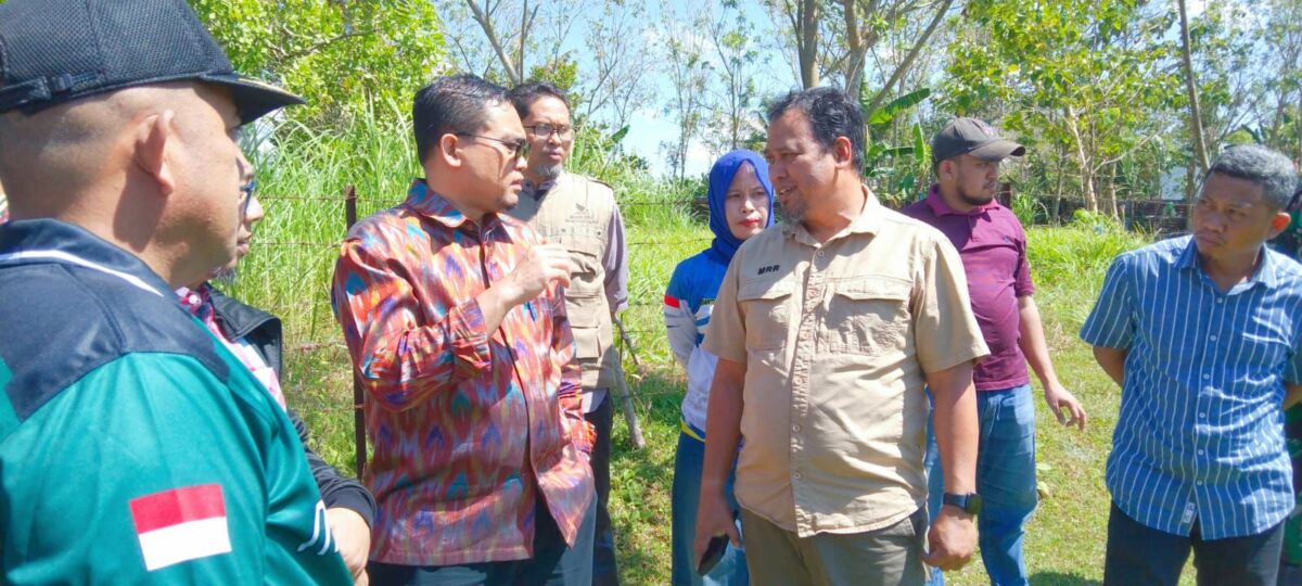 Dirjen PAUD Dikdasmen Gogot Suharwoto berbincang dengan Muhammad Ramli Rahim selaku National Project Leader pembangunan sekolah KKSS se-Indonesia ketika meninjau lokasi pembangunan Sekolah Unggulan KKSS di Desa Mappesangka, Kabupaten Bone.