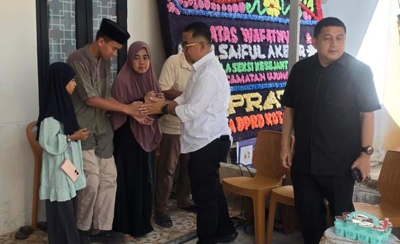 Dirjen Otda Kemendagri Prof. Dr. Akmal Malik didampingi Wali Kota Makassar Munafri Arifuddin, Jumat (5/9) mengunjungi kediaman keluarga almarhum Syaiful Akbar, korban meninggal dunia akibat terbakarnya gedung DPRD Kota Makassar