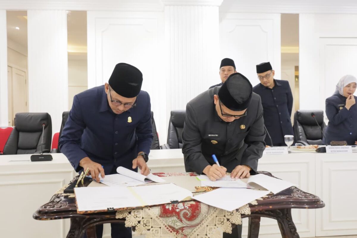 Wali Kota Munafri Arifuddin bersama Ketua DPRD Makassar Supratman menandatangani pengesahan Perda tentang Perubahan Anggaran Pendapatan dan Belanja Daerah (APBD) Tahun Anggaran 2025.