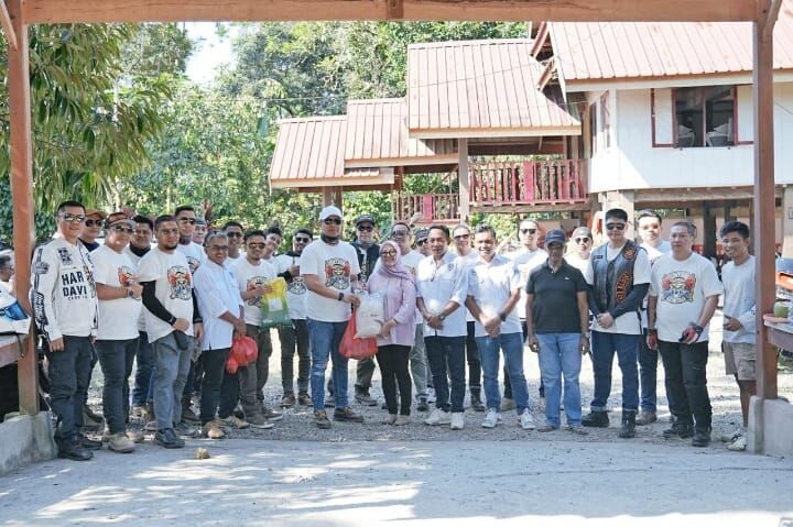 Ketua DPRD Bulukumba Umy Asyiatun Khadijah bersama rider komunitas moge HDCI Kota Kendari yang melakukan touring di Bulukumba dan membagikan paket sembako kepada masyarakat setempat yang kurang mampu.