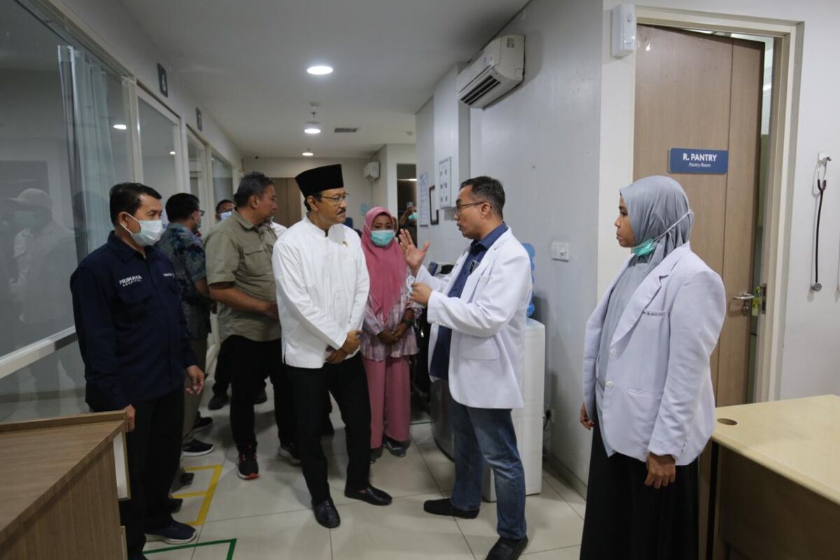 Mensos Saifullah Yusuf berkunjung ke RS Primaya, Makassar membesuk Budi Haryadi, personel Satpol PP yang menjadi korban luka akibat tragedi terbakarnya gedung DPRD Makassar.